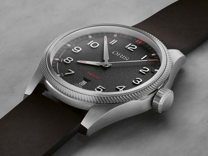Oris ProPilot Date Automatik Edelstahl 41mm schwarzes Zifferblatt schwarzes Lederband – Herrenuhren Uhr mit Datum aus Edelstahl und Leder. Das Gehäuse ist rund und silber. Das Lederarmband ist schwarz. Das Zifferblatt ist arabisch und schwarz. – Ansicht 5