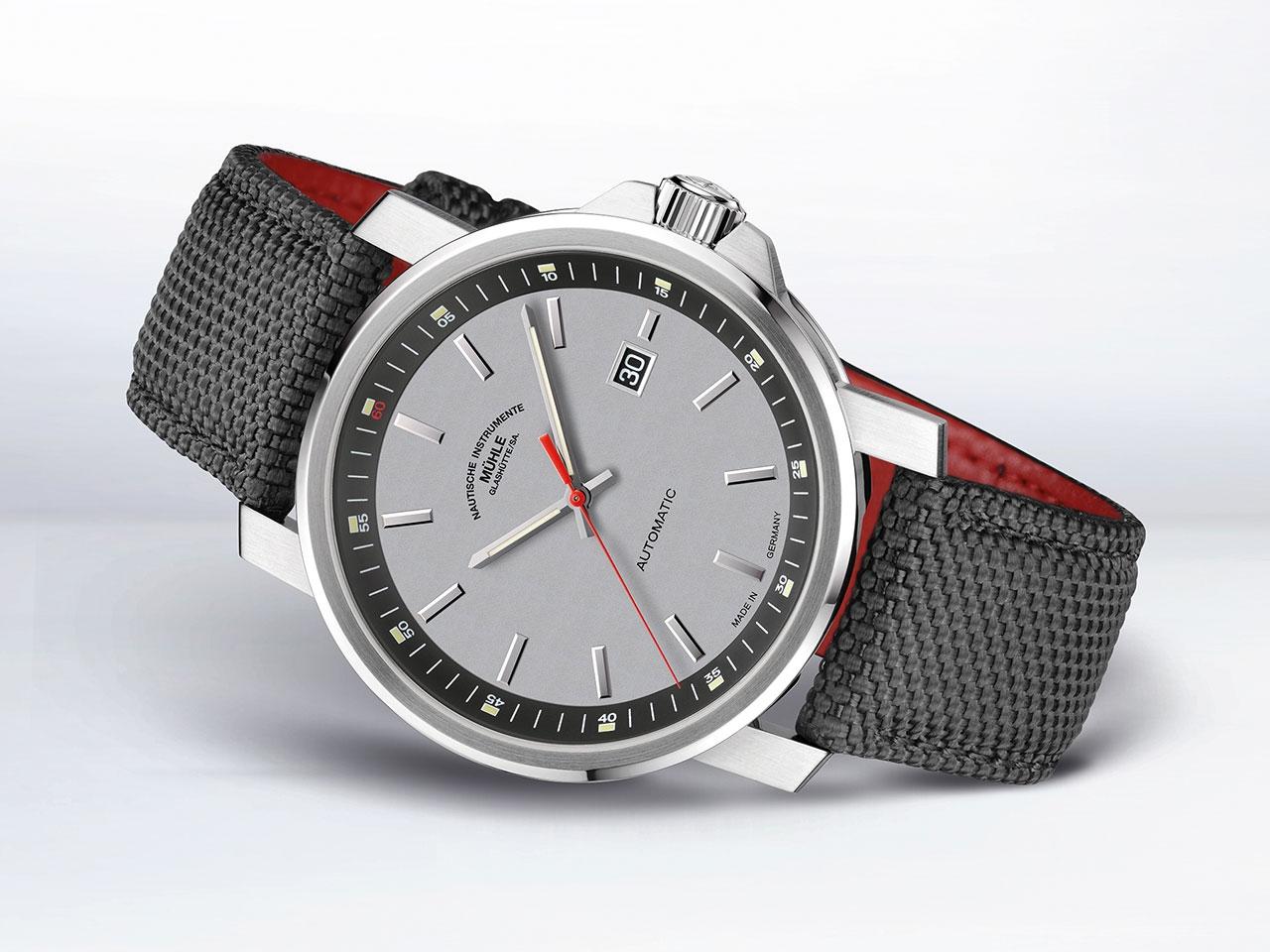 Mühle Glashütte 29er Big Silbergrau Automatik Edelstahl 42,4mm graues Zifferblatt graues Canvasband – Herrenuhren Uhr mit Datum aus Edelstahl und Leder. Das Gehäuse ist rund und silber. Das Textilarmband ist grau. Das Zifferblatt ist ein Index in silber. – Ansicht 2