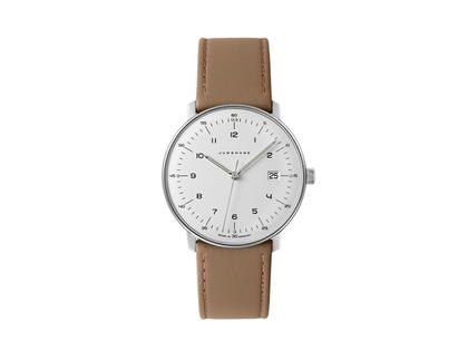 Junghans Max Bill Quarz Edelstahl 38mm silbernes Zifferblatt braunes Lederband – Herrenuhren Uhr mit Datum aus Edelstahl und Leder. Das Gehäuse ist rund und silber. Das Lederarmband ist braun. Das Zifferblatt ist arabisch Index und silber.