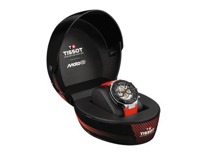 Tissot T-Race MotoGP                    2026 Chronograph Limited Edition Automatic Edelstahl 45mm skelettiertes Zifferblatt rotes Silikonband – Herrenuhren Chronograph aus Edelstahl und PVD beschichtet. Das Gehäuse ist rund und silber. Das Kautschuk / Kunststoff / Silikon Armband ist rot. Das Zifferblatt ist ein Index in silber. – Ansicht 8