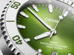 Oris Aquis Date Taste of Summer Automatik Edelstahl 41,5mm grünes Zifferblatt Metallband – Herrenuhren Uhr mit Datum aus Edelstahl und Keramik. Das Gehäuse ist rund und silber. Das Edelstahlarmband ist silber. Das Zifferblatt ist ein Index in grün. – Ansicht 2
