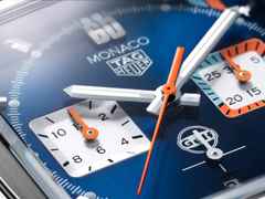 TAG Heuer Monaco Chronograph x Gulf Automatik Edelstahl 39mm blaues Zifferblatt blaues Lederband – Herrenuhren Chronograph aus Edelstahl. Das Gehäuse ist quadratisch und silber. Das Lederarmband ist blau. Das Zifferblatt ist ein Index in blau. – Ansicht 4