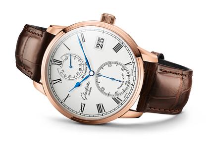 Glashütte Original Senator Chronometer Handaufzug Rotgold 42mm silberfarbenes Zifferblatt braunes Lederband – Herrenuhren Uhr mit Datum aus 750 Rotgold. Das Gehäuse ist rund und roségold. Das Lederarmband Kroko / Alligator ist braun. Das Zifferblatt ist römisch Index und silber. – Ansicht 2