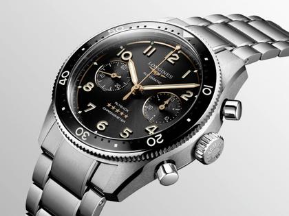 Longines Spirit Flyback Chronograph Automatik Edelstahl 42mm schwarzes Zifferblatt Metallband – Herrenuhren Chronograph aus Edelstahl und Keramik. Das Gehäuse ist rund und silber. Das Edelstahlarmband ist silber. Das Zifferblatt ist arabisch Index und schwarz. – Ansicht 4