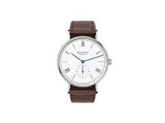 Nomos Glashütte Ludwig 38 Emaillleweiß Handaufzug Edelstahl weißes Zifferblatt braunes Lederband Glasboden – Herrenuhren Uhr ohne Datum aus Edelstahl. Das Gehäuse ist rund und silber. Das Lederarmband ist braun. Das Zifferblatt ist römisch Index und weiß.