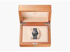 Omega Seamaster Diver 300M Automatik Edelstahl 42mm schwarzes Zifferblatt zweifarbiges Textilband – Herrenuhren Uhr ohne Datum aus Aluminium und Edelstahl. Das Gehäuse ist rund und silber. Das Textilarmband ist schwarz. Das Zifferblatt ist ein Index in schwarz. – Ansicht 3
