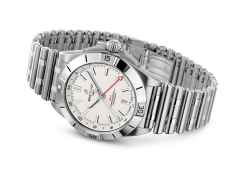 Breitling Chronomat Automatic GMT 40 Edelstahl weißes Zifferblatt Metallband – Herrenuhren Uhr mit Datum aus Edelstahl. Das Gehäuse ist rund und silber. Das Edelstahlarmband ist silber. Das Zifferblatt ist ein Index in weiß. – Ansicht 2