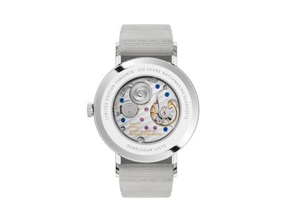 Nomos Glashütte Tangente 38 Datum "175 Years Watchmaking - Bubblegum" Handaufzug Edelstahl rosa Zifferblatt graues Textilband Glasboden – Herrenuhren Uhr mit Datum aus Edelstahl. Das Gehäuse ist rund und silber. Das Textilarmband ist grau. Das Zifferblatt ist arabisch Index und rosa. – Ansicht 2
