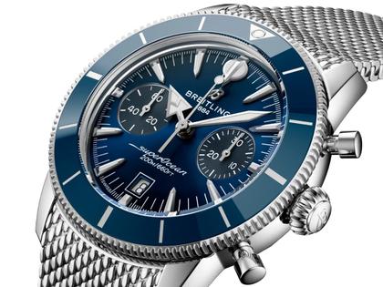 Breitling Superocean Heritage B01 Chronograph Automatik Edelstahl 42mm blaues Zifferblatt Metallband – Herrenuhren Chronograph aus 750 Rotgold, Edelstahl und Keramik. Das Gehäuse ist rund und silber. Das Edelstahlarmband ist silber. Das Zifferblatt ist ein Index in blau. – Ansicht 2