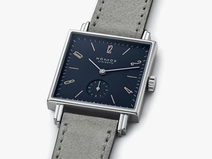 Nomos Glashütte Tetra Sinfonie Fidelio Handaufzug Edelstahl 29mm blaues Zifferblatt graues Lederband – Damenuhren Uhr ohne Datum aus Edelstahl. Das Gehäuse ist quadratisch und silber. Das Lederarmband ist grau. Das Zifferblatt ist arabisch Index und blau. – Ansicht 2
