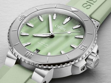Oris Aquis Date Lady Automatik 36,5mm Edelstahl grünes Perlmutt-Zifferblatt Kautschukband – Damenuhren Uhr mit Datum aus Edelstahl und Kautschuk. Das Gehäuse ist rund und silber. Das Kautschuk / Kunststoff / Silikon Armband ist grün. Das Zifferblatt ist ein Index in grün. – Ansicht 2