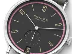 Nomos Glashütte Tangente 38 Datum "175 Years Watchmaking - Tiefseegrau" Handaufzug Edelstahl schwarzes Zifferblatt graues Textilband Glasboden – Herrenuhren Uhr mit Datum aus Edelstahl. Das Gehäuse ist rund und silber. Das Textilarmband ist grau. Das Zifferblatt ist arabisch Index und schwarz. – Ansicht 3