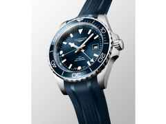 Longines HydroConquest GMT Automatik Edelstahl 43mm blaues Zifferblatt blaues Kautschukband – Herrenuhren Uhr mit Datum aus Edelstahl, Kautschuk und Keramik. Das Gehäuse ist rund und silber. Das Kautschuk / Kunststoff / Silikon Armband ist blau. Das Zifferblatt ist arabisch Index und blau. – Ansicht 2
