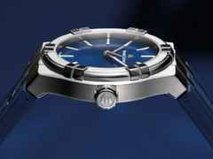 Maurice Lacroix Aikon Quartz Edelstahl 35mm blaues Zifferblatt blaues Kautschukband – Damenuhren Uhr mit Datum aus Edelstahl, Kautschuk, PVD beschichtet und vergoldet. Das Gehäuse ist rund und silber. Das Kautschuk / Kunststoff / Silikon Armband ist blau. Das Zifferblatt ist ein Index in blau. – Ansicht 2