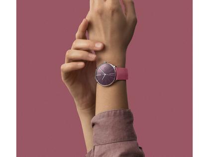 Junghans Meister Fein Automatic Edelstahl 39,5mm pinkes Zifferblatt rosa Lederband – Damenuhren Uhr mit Datum aus Edelstahl und Leder. Das Gehäuse ist rund und silber. Das Lederarmband ist rosa. Das Zifferblatt ist ein Index in pink. – Ansicht 2