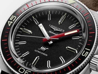 Longines Ultra-Chron Automatik Edelstahl 43mm schwarzes Zifferblatt braunes Lederband – Herrenuhren Uhr ohne Datum aus Edelstahl, Keramik und Leder. Das Gehäuse ist rund und silber. Das Lederarmband ist braun. Das Zifferblatt ist ein Index in schwarz. – Ansicht 2