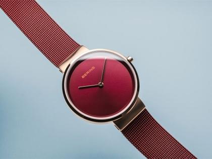 Bering 14531 Edelstahl Damenuhr rosegold rotes Zifferblatt rotes Edelstahlband – Damenuhren Uhr ohne Datum aus Edelstahl und PVD beschichtet. Das Gehäuse ist rund und roségold. Das Edelstahlarmband ist rot. Das Zifferblatt ist ohne Zeichen und rot. – Ansicht 2