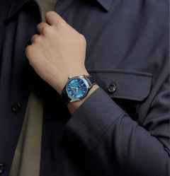 Frederique Constant Classics Runabout Automatic Edelstahl 42mm blaues Zifferblatt blaues Lederband – Herrenuhren Uhr mit Datum aus Edelstahl und Leder. Das Gehäuse ist rund und silber. Das Lederarmband ist blau. Das Zifferblatt ist arabisch Index und blau. – Ansicht 5