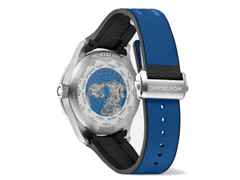 Montblanc 1858 GMT blau Kautschukband – Herrenuhren Uhr mit Datum aus Edelstahl und Keramik. Das Gehäuse ist rund und silber. Das Kautschuk / Kunststoff / Silikon Armband ist blau. Das Zifferblatt ist arabisch Index und blau. – Ansicht 3