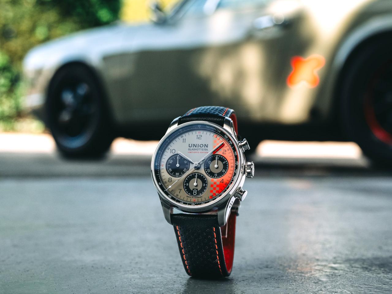 Union Glashütte Belisar Chronograph Speedster 2026 Limited Edition Automatik Edelstahl 40mm beiges Zifferblatt schwarzes Lederband Metallband – Herrenuhren Chronograph aus Edelstahl und Leder. Das Gehäuse ist rund und silber. Das Lederarmband ist schwarz. Das Zifferblatt ist arabisch Index und beige. – Ansicht 12