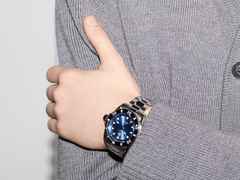 Gucci Dive Automatik Edelstahl 40mm blaues Zifferblatt Metallband YA136362 – Herrenuhren Uhr ohne Datum aus Edelstahl und Keramik. Das Gehäuse ist rund und silber. Das Edelstahlarmband ist silber. Das Zifferblatt ist ein Index in blau. – Ansicht 3