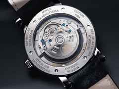 Mühle Glashütte Teutonia IV Großdatum Edition 1994 Automatik Edelstahl 41mm eisblaues Zifferblatt schwarzes Lederband – Herrenuhren Uhr mit Datum aus Edelstahl. Das Gehäuse ist rund und silber. Das Lederarmband Kroko / Alligator ist schwarz. Das Zifferblatt ist ein Index in blau. – Ansicht 4