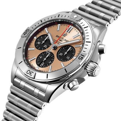 Breitling Chronomat B01 42 Edelstahl braunes Zifferblatt Metallband – Herrenuhren Chronograph aus Edelstahl. Das Gehäuse ist rund und silber. Das Edelstahlarmband ist silber. Das Zifferblatt ist ein Index in roségold. – Ansicht 3