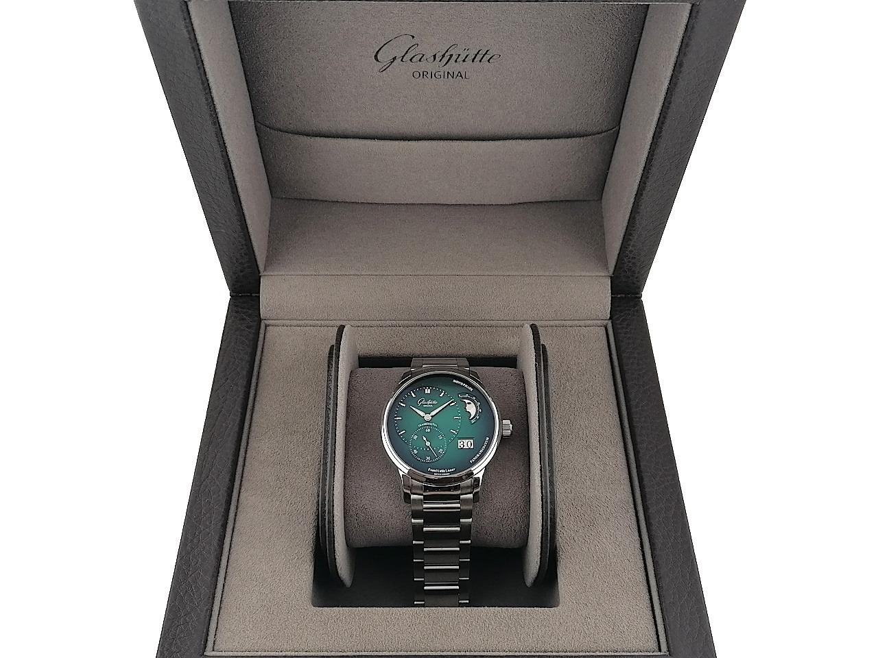 Glashütte Original PanoMaticLunar Automatik Edelstahl 40mm grün Metallband 1-90-02-13-32-70 Full Set Occasion Neu – Herrenuhren Uhr mit Datum aus Edelstahl. Das Gehäuse ist rund und silber. Das Edelstahlarmband ist silber. Das Zifferblatt ist arabisch Index und grün. – Ansicht 5