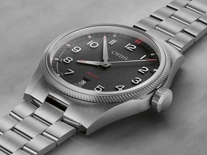 Oris ProPilot Date Automatik Edelstahl 41mm schwarzes Zifferblatt Metallband – Herrenuhren Uhr mit Datum aus Edelstahl. Das Gehäuse ist rund und silber. Das Edelstahlarmband ist silber. Das Zifferblatt ist arabisch und schwarz. – Ansicht 5