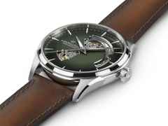 Hamilton Jazzmaster Open Heart Automatik Edelstahl 42mm grünes Zifferblatt braunes Lederband – Herrenuhren Uhr ohne Datum aus Edelstahl. Das Gehäuse ist rund und silber. Das Lederarmband ist braun. Das Zifferblatt ist ein Index in grün. – Ansicht 2
