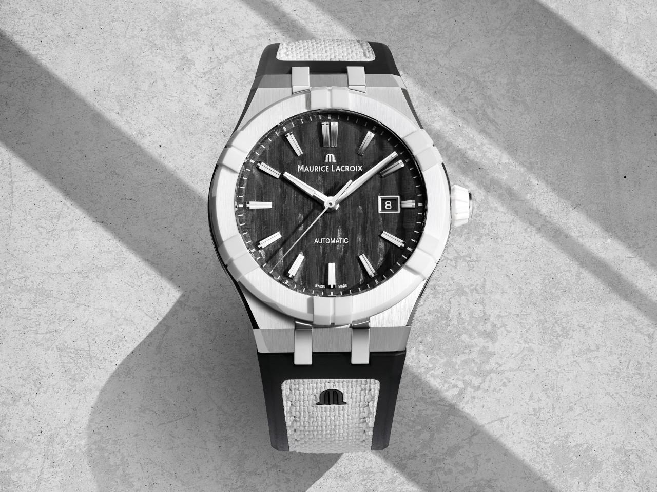 Maurice Lacroix AIKON-IC Automatik Edelstahl 43mm Carbon-Zifferblatt schwarzes Kautschukband – Herrenuhren Uhr mit Datum aus Carbon, Edelstahl, Kautschuk, Keramik und Leder. Das Gehäuse ist rund und silber. Das Kautschuk / Kunststoff / Silikon Armband ist schwarz. Das Zifferblatt ist ein Index in schwarz. – Ansicht 2