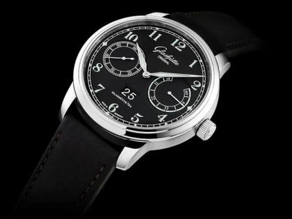 Glashütte Original Senator Observer Automatik Edelstahl 44mm schwarzes Zifferblatt schwarzes Lederband – Herrenuhren Uhr mit Datum aus Edelstahl. Das Gehäuse ist rund und silber. Das Lederarmband ist schwarz. Das Zifferblatt ist arabisch und schwarz. – Ansicht 3