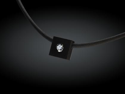 André Ribeiro Halsreif mit Anhänger Quadrat Kautschuk mit Brillant 0,25ct – Halsschmuck Collier aus 750 Weißgold, Edelstahl, Kautschuk und und .