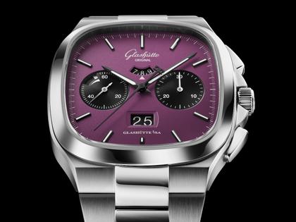 Glashütte Original Seventies Chronograph Panoramadatum Plasma Limited Edition Automatik Edelstahl 40mm violettes Zifferblatt Metallband – Herrenuhren Chronograph aus 585 Weißgold und Edelstahl. Das Gehäuse ist quadratisch und silber. Das Edelstahlarmband ist silber. Das Zifferblatt ist ein Index in lila. – Ansicht 3