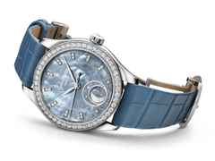 Glashütte Original Lady Serenade Luna Automatik Edelstahl 32,5mm blaues Perlmutt-Zifferblatt blaues Lederband – Damenuhren Uhr ohne Datum aus 750 Weißgold, Edelstahl und Leder. Das Gehäuse ist rund und silber. Das Lederarmband Kroko / Alligator ist blau. Das Zifferblatt ist ein Index in blau. – Ansicht 2