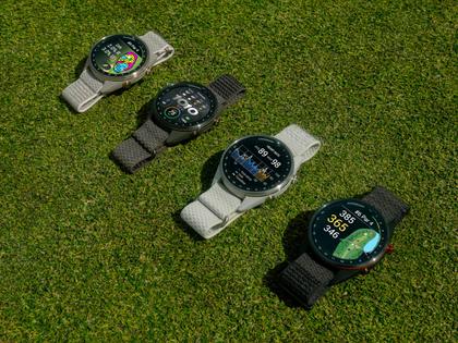 Garmin Approach S72 Titan Schwarz-DLC 43mm digitales Display schwarzes Textilband – Herrenuhren Uhr Multifunktion aus Keramik und Kunststoff. Das Gehäuse ist rund und schwarz. Das Textilarmband ist schwarz. Das Zifferblatt ist digital und schwarz. – Ansicht 9