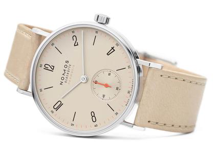 Nomos Glashütte Tangente 35 neomatik Champagner Automatik Edelstahl 35mm beiges Zifferblatt beiges Lederband – Damenuhren Uhr ohne Datum aus Edelstahl. Das Gehäuse ist rund und silber. Das Lederarmband ist beige. Das Zifferblatt ist arabisch Index und beige. – Ansicht 3