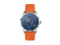 Glashütte Original PanoReserve Handaufzug Edelstahl 40mm blaues Zifferblatt oranges Textilband – Herrenuhren Uhr mit Datum aus Edelstahl. Das Gehäuse ist rund und silber. Das Textilarmband ist orange. Das Zifferblatt ist ein Index in blau.