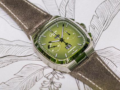 Glashütte Original Seventies Chronograph Panoramadatum Automatik Edelstahl 40mm Fab Green braunes Lederband – Herrenuhren Chronograph aus Edelstahl. Das Gehäuse ist quadratisch und silber. Das Lederarmband ist braun. Das Zifferblatt ist ein Index in grün. – Ansicht 7