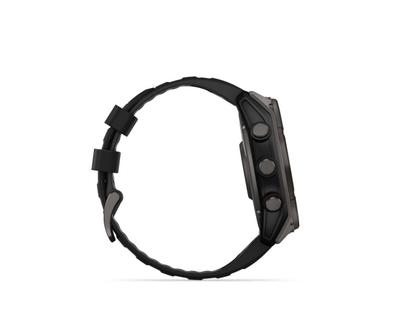 Garmin fenix 8 51mm Sapphire Solar faserverstärktes Polymer Titan carbongrau beschichtet schwarzes Kautschukband – Herrenuhren Uhr Multifunktion aus DLC beschichtet, Kautschuk und Titan. Das Gehäuse ist rund und grau. Das Kautschuk / Kunststoff / Silikon Armband ist schwarz. Das Zifferblatt ist digital und schwarz. – Ansicht 7