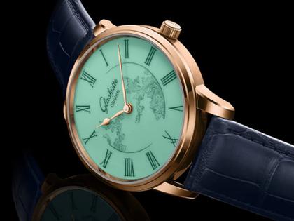 Glashütte Original Senator Meissen Mystic Maison Celadon Green Automatik Roségold 40mm grünes Porzellan-Zifferblatt blaues Lederband limitiert – Herrenuhren Uhr ohne Datum aus 750 Rotgold und Leder. Das Gehäuse ist rund und roségold. Das Lederarmband Kroko / Alligator ist blau. Das Zifferblatt ist römisch und grün. – Ansicht 2