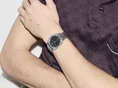 Gucci G-Flat Quarz Edelstahl 36mm schwarzes Zifferblatt Metallband YA166506 – Herrenuhren Uhr mit Datum aus Edelstahl. Das Gehäuse ist rechteckig und silber. Das Edelstahlarmband ist silber. Das Zifferblatt ist römisch Index und schwarz. – Ansicht 4