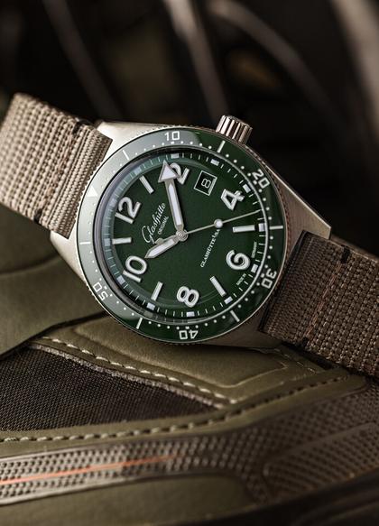 Glashütte Original SeaQ Automatik Edelstahl 40mm grünes Zifferblatt graues Textilband – Herrenuhren Uhr mit Datum aus Edelstahl und Keramik. Das Gehäuse ist rund und silber. Das Textilarmband ist grau. Das Zifferblatt ist arabisch Index und grün. – Ansicht 4