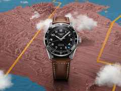 Longines Spirit Zulu Time Automatik Edelstahl 42mm mattschwarzes Zifferblatt braunes Lederband – Herrenuhren Uhr mit Datum aus Edelstahl, Keramik und Leder. Das Gehäuse ist rund und silber. Das Lederarmband ist braun. Das Zifferblatt ist arabisch und schwarz. – Ansicht 4
