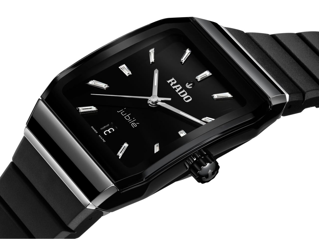 Rado Anatom 40th Anniversary Automatik Keramik 32,5mm schwarzes Zifferblatt schwarzes Kautschukband limitiert – Damenuhren Uhr mit Datum aus Edelstahl, Kautschuk und Keramik. Das Gehäuse ist rechteckig und schwarz. Das Kautschuk / Kunststoff / Silikon Armband ist schwarz. Das Zifferblatt ist ein Index in schwarz. – Ansicht 2