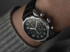 Junghans Meister Pilot Chronoscope Automatik Edelstahl 43mm grünes Zifferblatt grünes Lederband – Herrenuhren Chronograph aus Edelstahl und Leder. Das Gehäuse ist rund und grau. Das Lederarmband ist schwarz. Das Zifferblatt ist arabisch Index und grün. – Ansicht 3