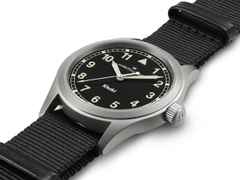 Hamilton Khaki Field Quartz Edelstahl 38mm schwarzes Zifferblatt schwarzes NATO-Textilband – Herrenuhren Uhr ohne Datum aus Edelstahl. Das Gehäuse ist rund und grau. Das Textilarmband ist schwarz. Das Zifferblatt ist ein Index in schwarz. – Ansicht 2