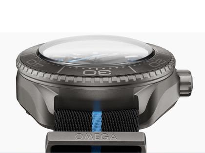Omega Seamaster Planet Ocean 6000M Ultra Deep Automatik Titan 45,5mm schwarzes Zifferblatt NATO Armband – Herrenuhren Uhr ohne Datum aus Titan. Das Gehäuse ist rund und silber. Das Textilarmband ist schwarz. Das Zifferblatt ist arabisch Index und schwarz. – Ansicht 5