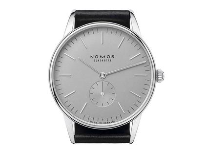 Nomos Glashütte Orion 38 Handaufzug Edelstahl 38mm graues Zifferblatt schwarzes Lederband Glasboden – Herrenuhren Uhr ohne Datum aus Edelstahl und Leder. Das Gehäuse ist rund und silber. Das Lederarmband ist schwarz. Das Zifferblatt ist ein Index in grau. – Ansicht 3