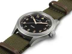 Hamilton Khaki Field Quartz Edelstahl 38mm schwarzes Zifferblatt grünes NATO-Textilband – Herrenuhren Uhr ohne Datum aus Edelstahl. Das Gehäuse ist rund und grau. Das Textilarmband ist grün. Das Zifferblatt ist ein Index in schwarz. – Ansicht 2